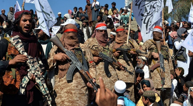 Talibanes reprimen una multitudinaria protesta en el este de Afganistán