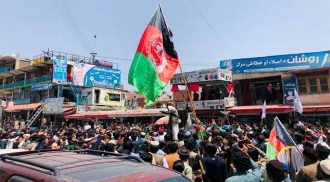 Talibanes enfrentan primera revuelta civil al intentar cambiar la bandera