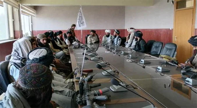 Talibanes se apoderan del Palacio presidencial en Afganistán (Videos)