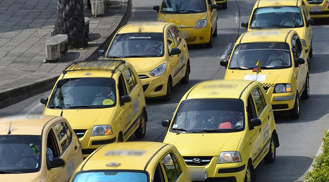 Taxistas colombianos aprenderán idiomas oficiales de Afganistán para recibir a refugiados