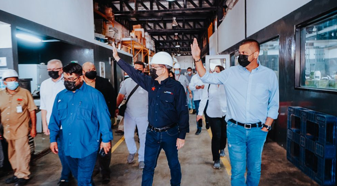 Omar Prieto junto a Jorge Arreaza inspeccionan laboratorio SM Pharma