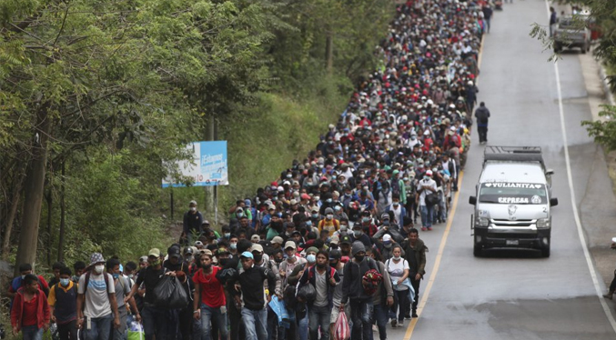 México impide el paso de caravana de migrantes centroamericanos con destino a los EEUU