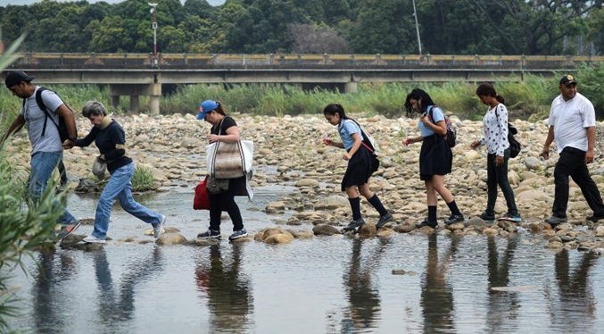 Más de 220 jóvenes venezolanos cruzaron frontera con Colombia para volver a clase