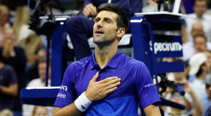 Djokovic se coloca a tres triunfos de la gloria
