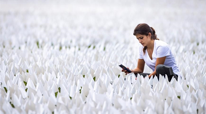 EEUU honra a los muertos por COVID-19 con 600 mil banderas blancas en Washington