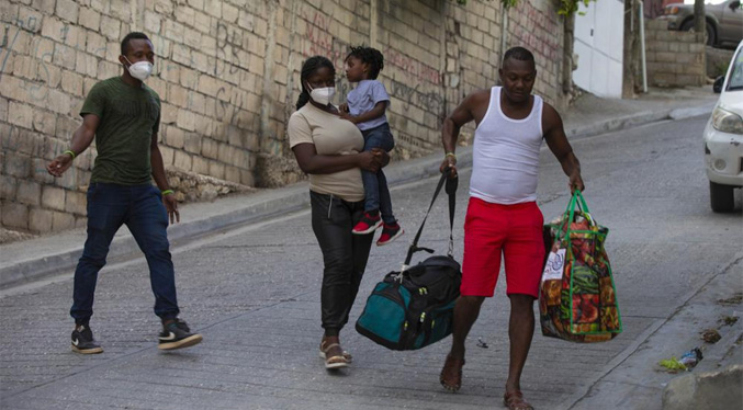 De vuelta en Haití, familia migrante planea volver a huir