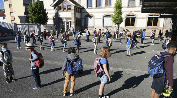 Alumnos de primaria en Francia podrán ir a clases sin mascarilla
