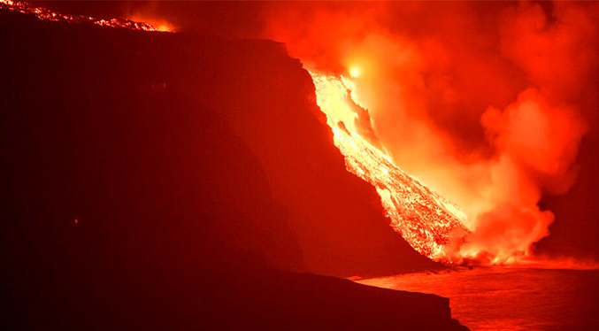La lava del volcán de Canarias gana terreno al mar