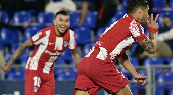 El Atlético remonta y gana 2-1 en Getafe con doblete de Luis Suárez