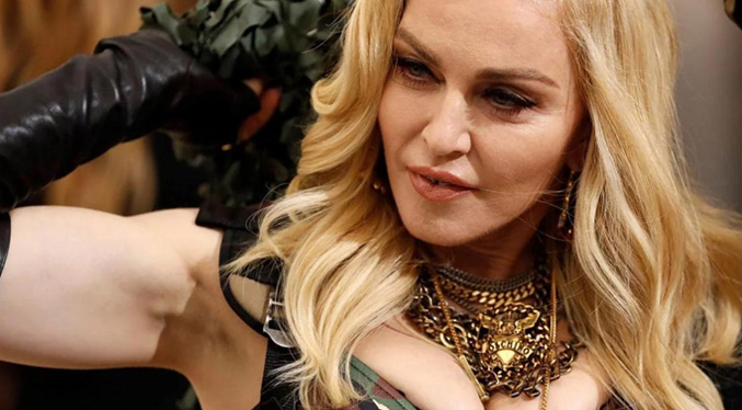 Madonna posa como una sexy novia en lencería y hace su propia “Met Gala”