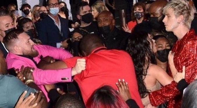McGregor ataca al novio de Megan Fox en la alfombra roja de los premios de MTV (Video)