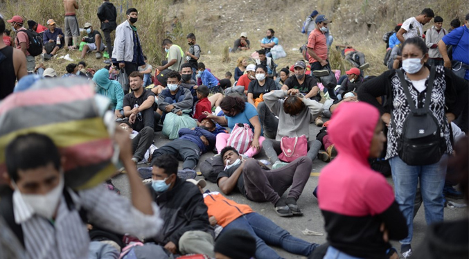 Migrantes inician huelga de hambre en México para exigir transitar hacia EEUU