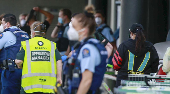Policía neozelandesa mata a “terrorista” tras apuñalamiento (video)
