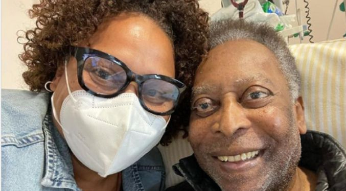 Pelé aparece sonriente en una sesión de fisioterapia en el hospital (Video)