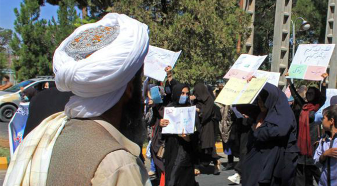 Talibanes dispersan protesta de mujeres con gases y tiros al aire