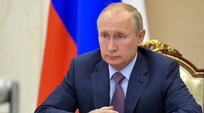 Putin obligado a guardar cuarentena tras detección de casos de COVID-19 en su entorno