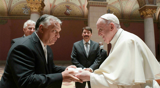 Francisco pide a los húngaros que sean «fundamentados y abiertos, arraigados y respetuosos»