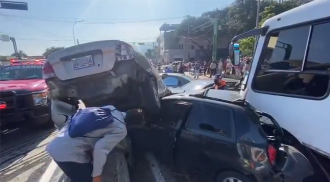 Al menos seis heridos en accidente originado por autobús sin freno en La Guaira