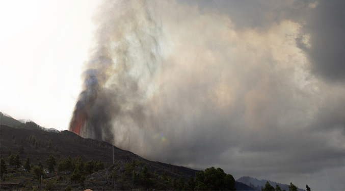 Surge una nueva boca eruptiva en el volcán de La Palma