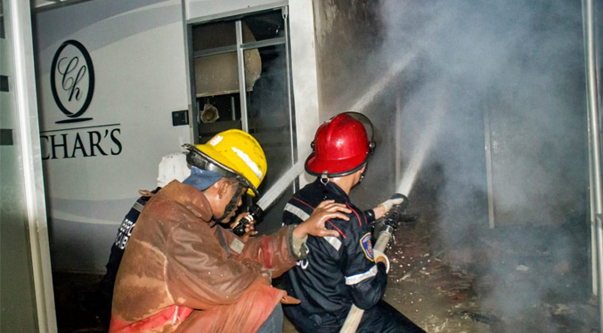 Bomberos de Maracaibo controlan incendio en depósito de un concesionario de vehículos