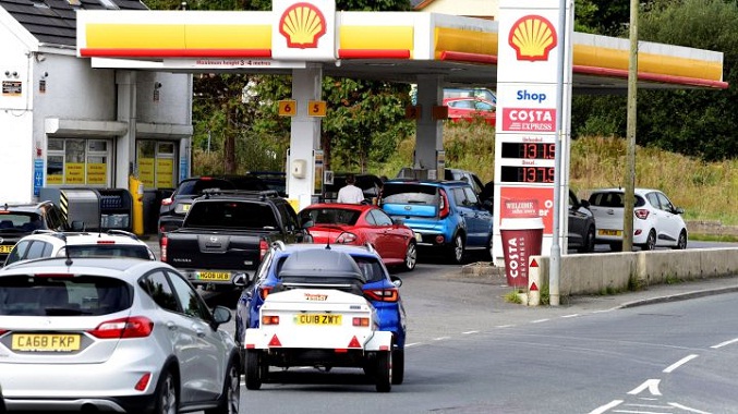 Continúan largas filas de vehículos en gasolineras británicas