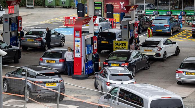 Reino Unido valora recurrir al Ejército para llevar combustible a gasolineras