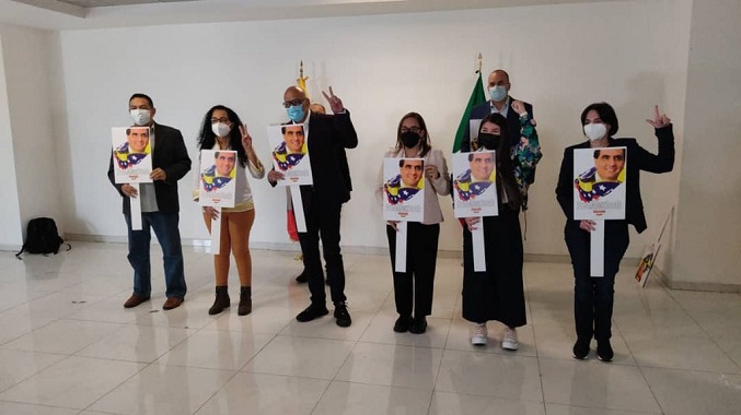 Portando carteles de Alex Saab delegación de Maduro llega a México