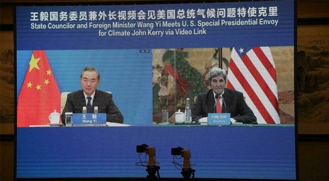 Kerry reprocha a China su inclinación por el carbón