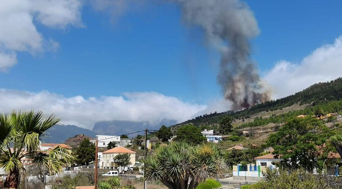 Entra en erupción el volcán de la isla de La Palma en Canarias (videos)