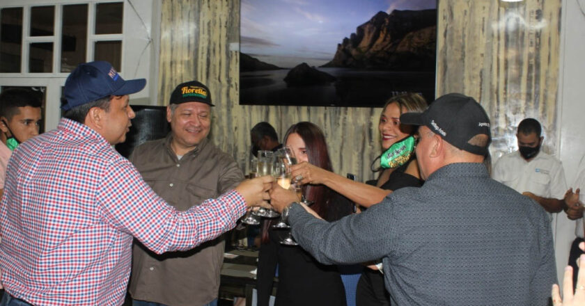 Brindis por la recién inaugurada Fiorella Supermarket de Santa María