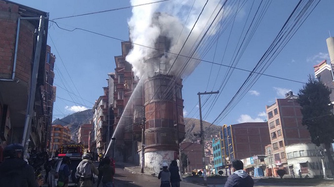 Se incendia un edificio en medio del enfrentamiento entre cocaleros y policías en Bolivia