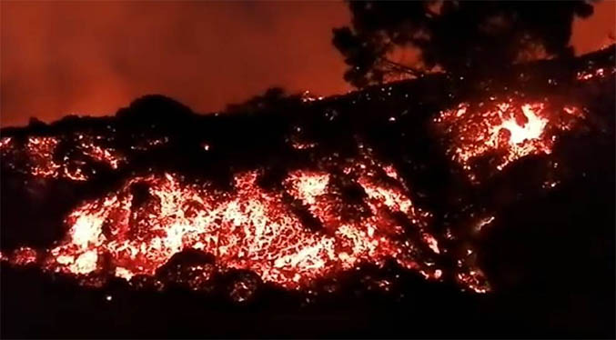 Lava arrasa 166 casas en isla de La Palma camino hacia el mar