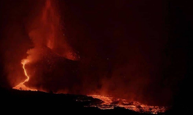 La lava del volcán de La Palma empieza a llegar al mar (Video)