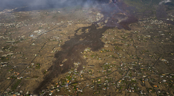 Primeros vuelos cancelados por erupción del volcán de las islas Canarias