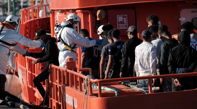 Cerca de 200 inmigrantes son rescatados en aguas cercanas a las islas Canarias