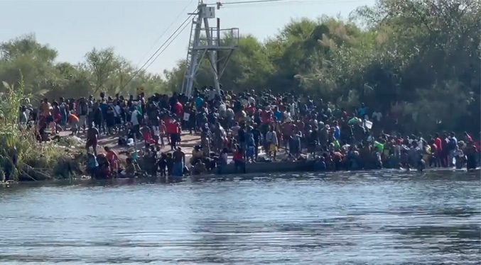 Prohíben vuelos de drones sobre puente en Texas para evitar imágenes de migrantes en la zona