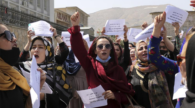 Decenas marchan en Kabul por los derechos de las mujeres