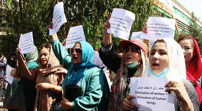 Grupo de mujeres vuelve a protestar contra los talibanes en Afganistán (video)