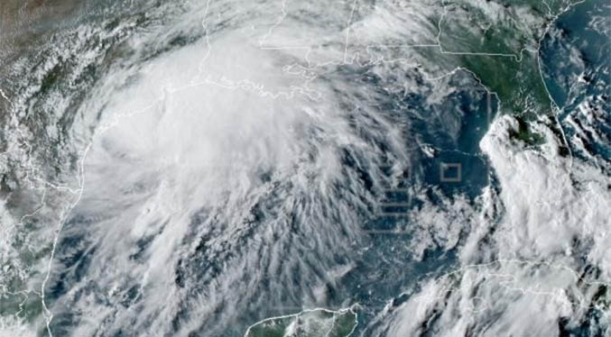 Nicholas se convierte en huracán frente a la costa de Texas