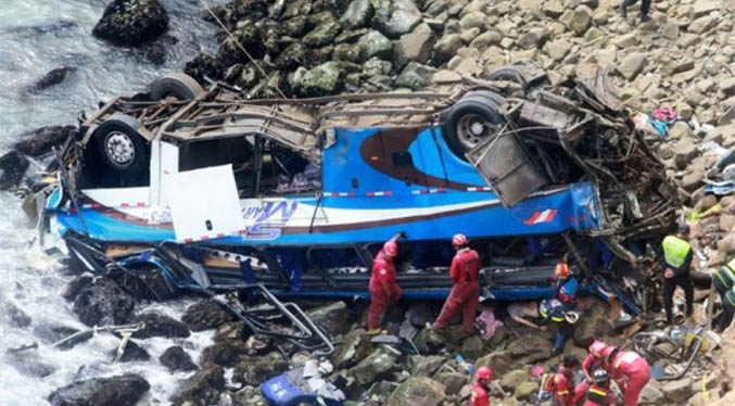 Elevan a 33 los fallecidos en accidente de autobús en Perú