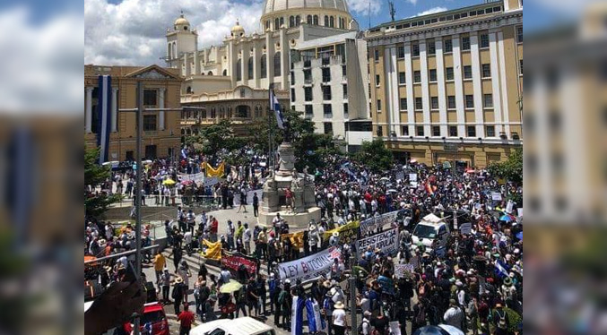 Miles protestan en El Salvador contra el bitcoin y el gobierno de Bukele