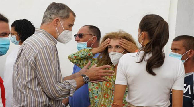 Los reyes de España visitan a evacuados de sus viviendas en La Palma