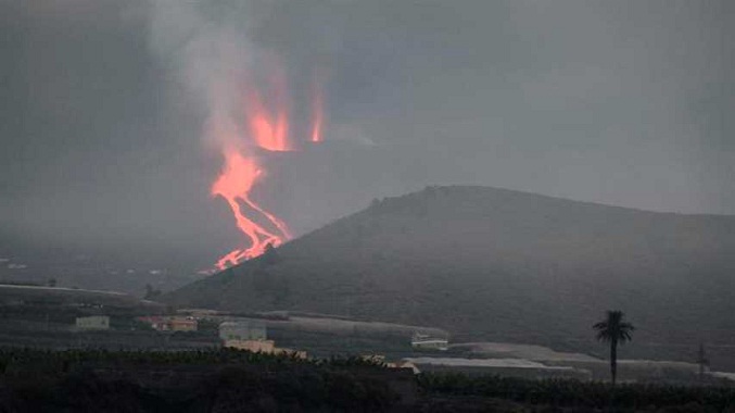 Río de lava de volcán de La Palma avanza hacia el mar