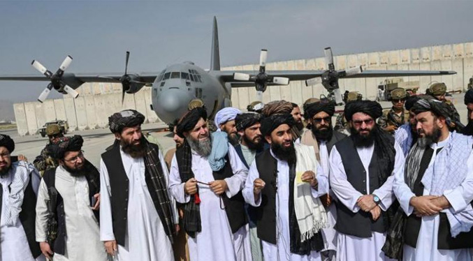 Talibanes postergan el nombramiento de gobierno en Afganistán