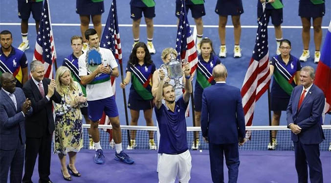 Medvedev derrota a Djokovic y gana el US Open