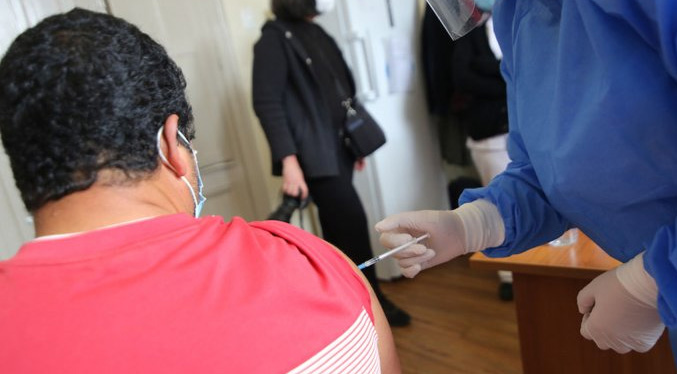 Uruguay aprueba tercera dosis para mayores de 60 años vacunados con Pfizer o AstraZeneca