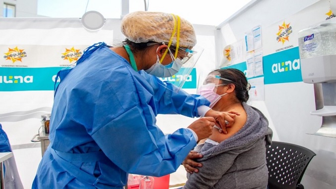 Aplicarán tercera dosis a personal sanitario y adultos mayores en Perú