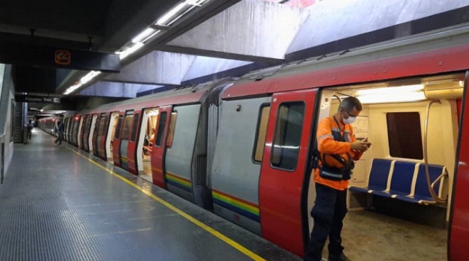 Usuarios del Metro de Caracas denuncian explosión en uno de los trenes