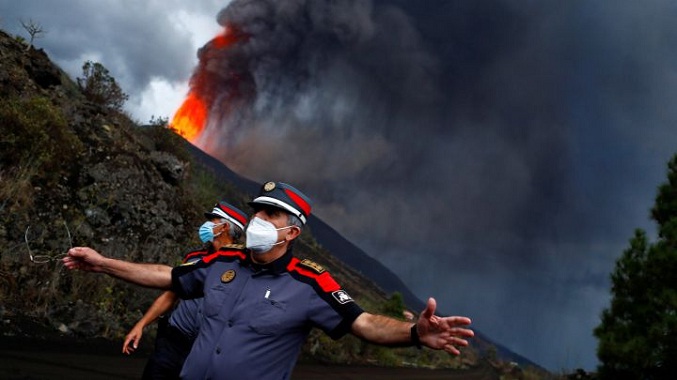 Nueva boca en el volcán de La Palma obliga a realizar más evacuaciones