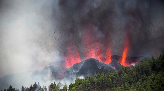 Al menos cinco mil personas son evacuadas por erupción de volcán en isla española